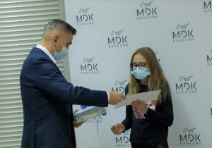 Dyrektor MDK w Opocznie Zdzisław Miękus wręcza nagrody laureatom konkursu.